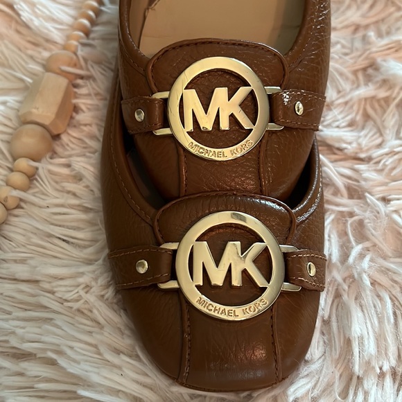 Michael Kors Logo Flats w/Matching Crossbody in “Luggage“-Set - Picture 9 of 15
